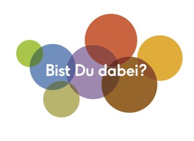 SBHH_Jubi-Postkarte_05_BistDudabei Eine Grafik mit bunten Kreisen in verschiedenen Größen und in der Mitte die Frage: Bist Du dabei?