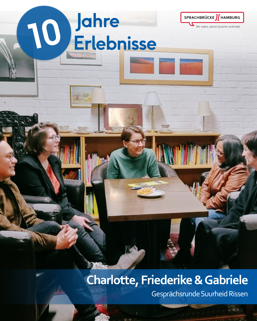 Fünf Frauen sitzen um einen rechteckigen Tisch, im Hintergrund ist ein Bücherregal und Wandbilder zu sehen. Es handelt sich um die Gesprächsrunde von Sprachbrücke-Hamburg e.V. am Standort in Rissen.