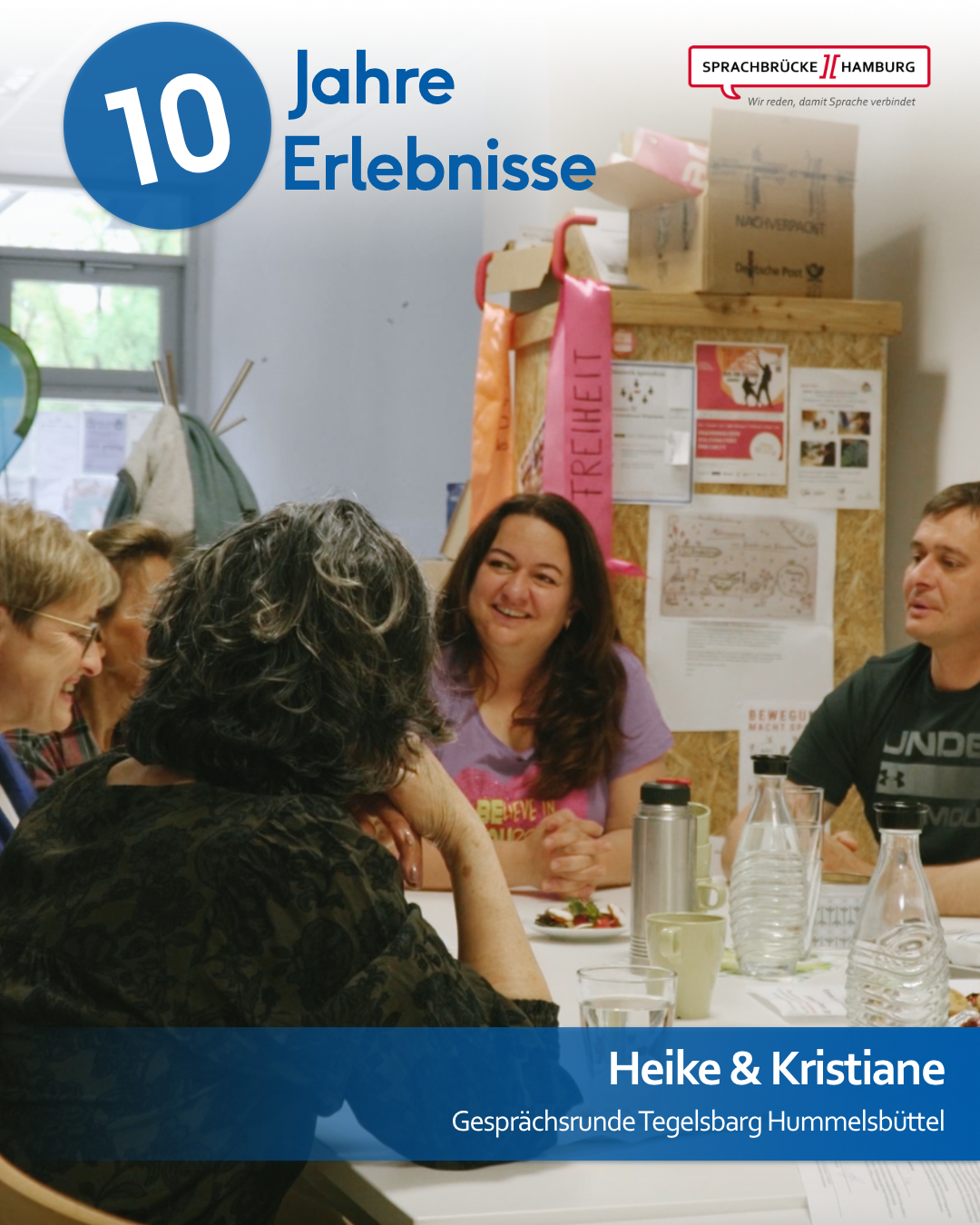 Fünf Personen, davon vier Frauen und ein Mann sitzen an einem Tisch während der Gesprächsrunde von Sprachbrücke-Hamburg am Standort Tegelsbarg Hummelsbüttel.