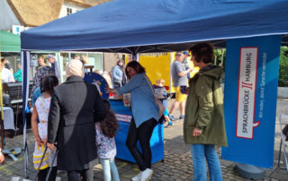 Der Stand von Sprachbrücke-Hamburg e.V. bei „Rissen für Alle“